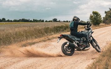Kawasaki KLE 500 SE – prosty, japoński adventure wraca do gry. Test podczas porównania 11 patentów na adventure kat. A2 kawasaki kle 500 se test dane techniczne cena zdjecia czy warto 40