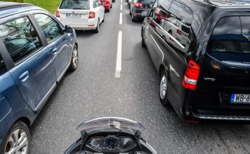 motocykl w korku miasto ulica